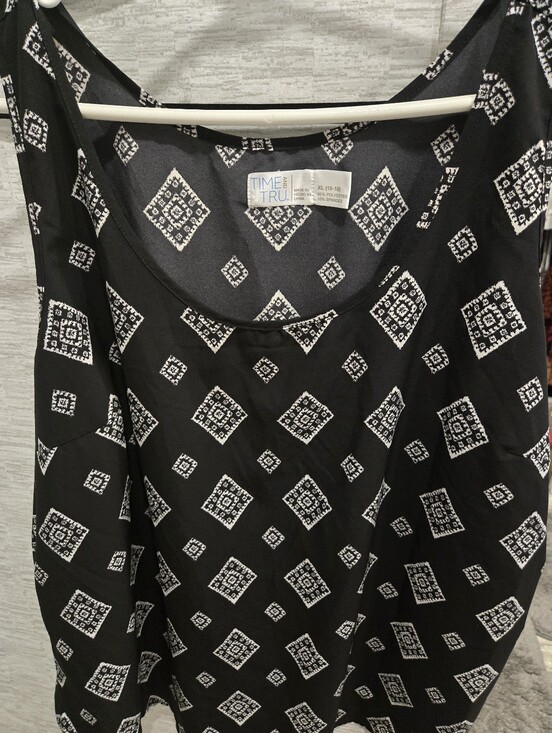 Time and Tru Tops - Time and Tru Black & White Geometric Scoop Neck Tank